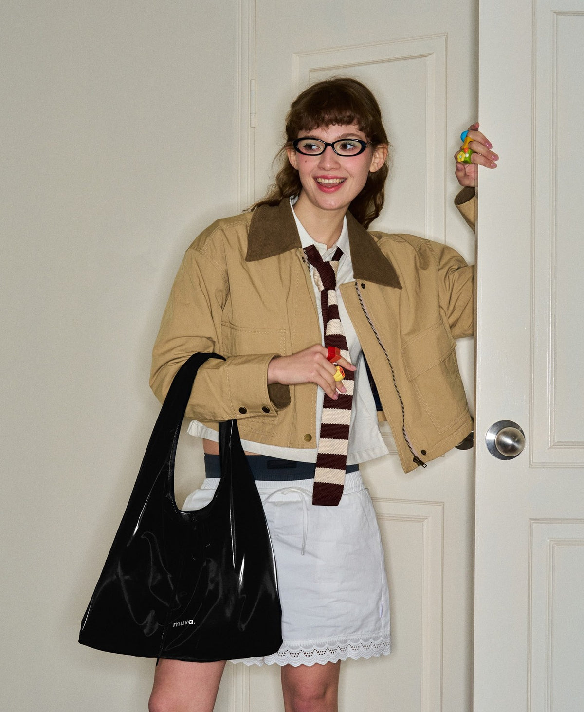 Model carrying the Roly-Poly Pleat Tote in Sky Black