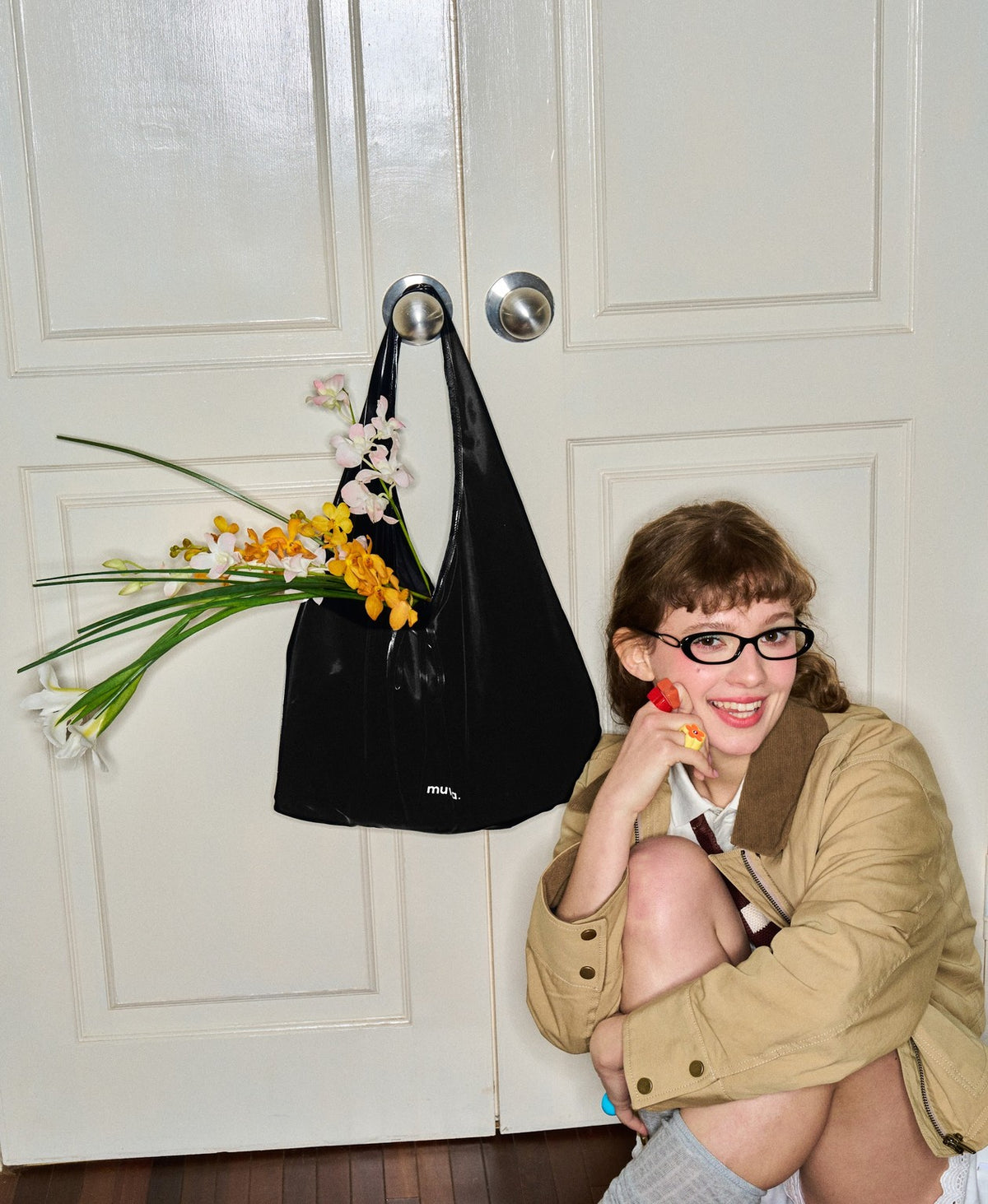 Model carrying the Roly-Poly Pleat Tote in Sky Black