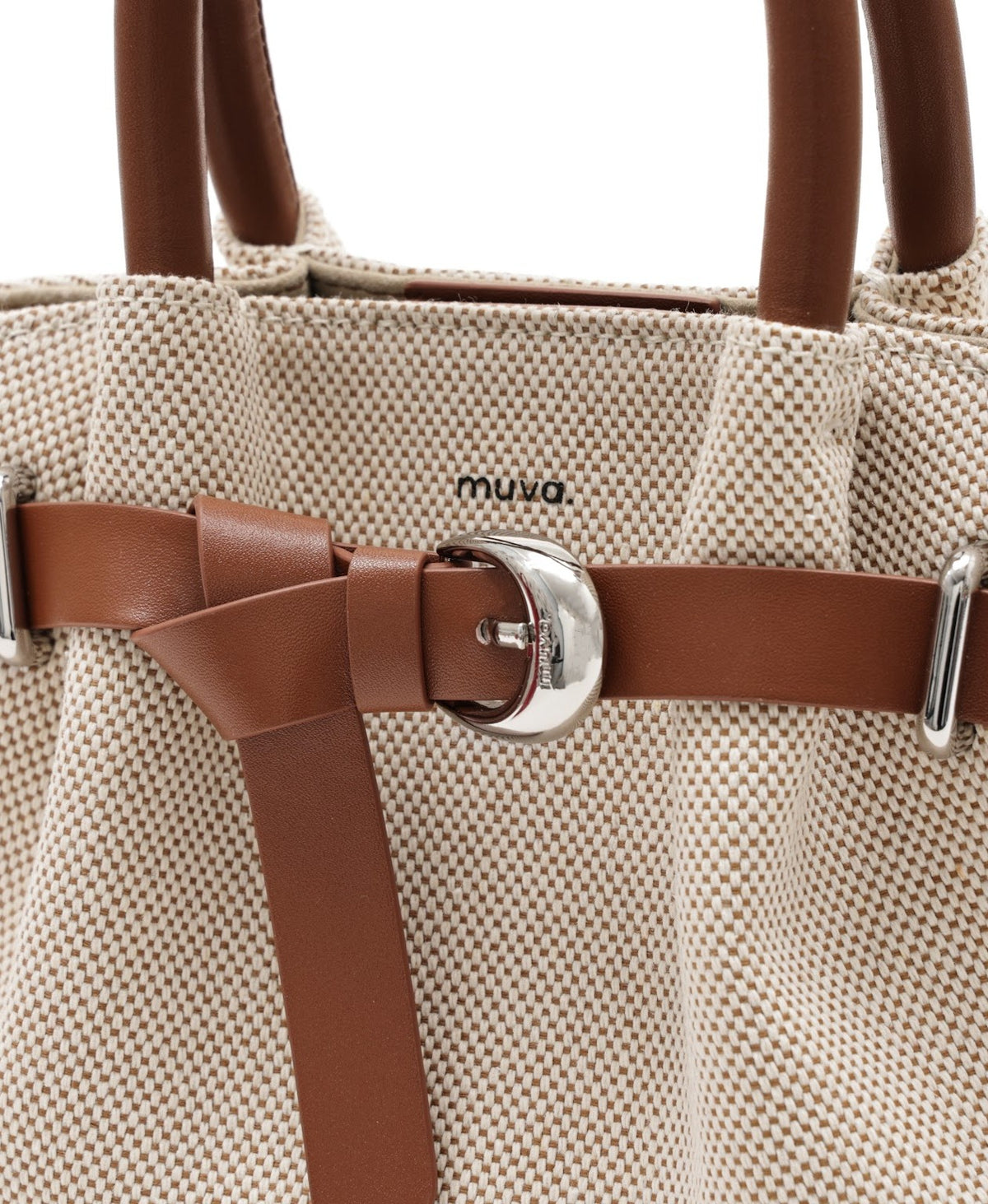 Model carrying the Dumpling Bag in Canvas Brown