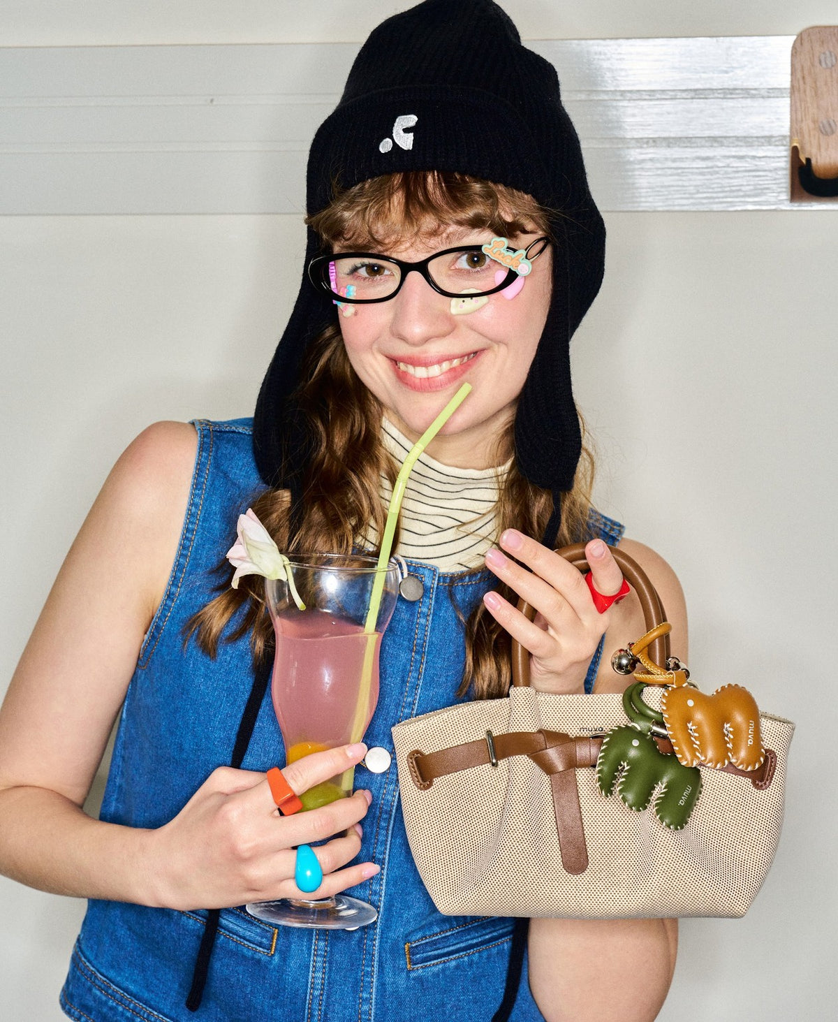 Model carrying the Dumpling Bag in Canvas Brown