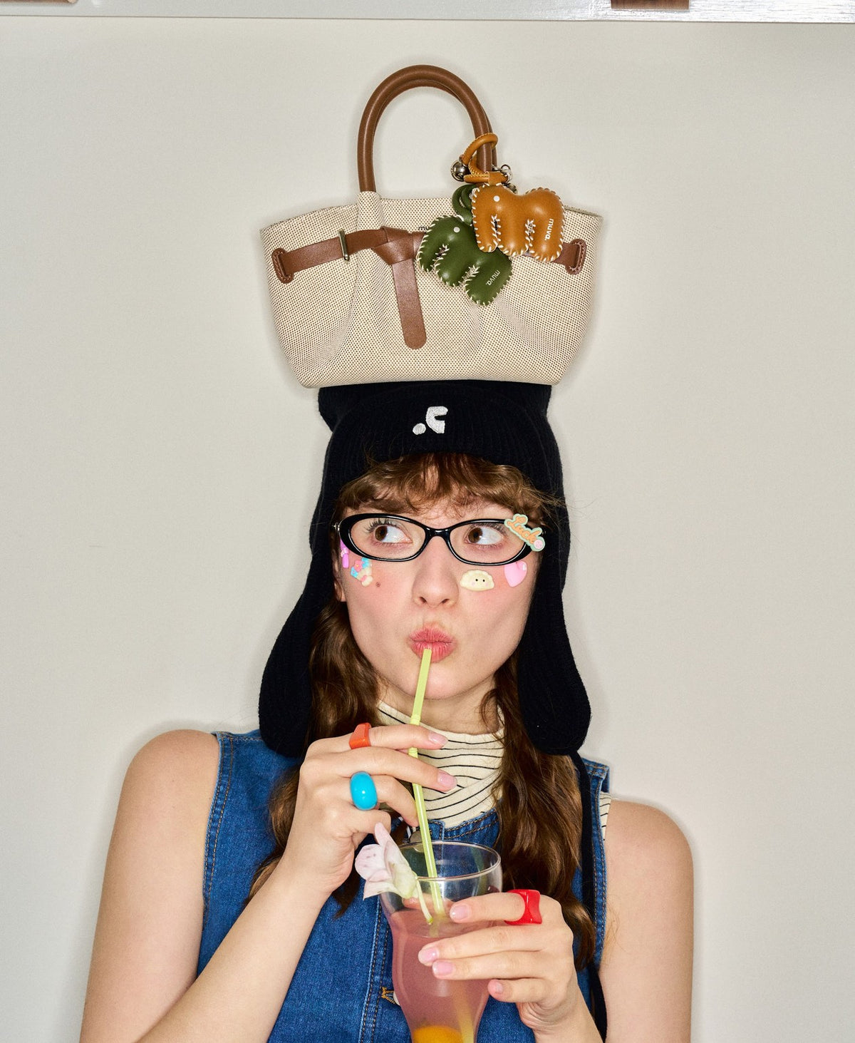 Model carrying the Dumpling Bag in Canvas Brown