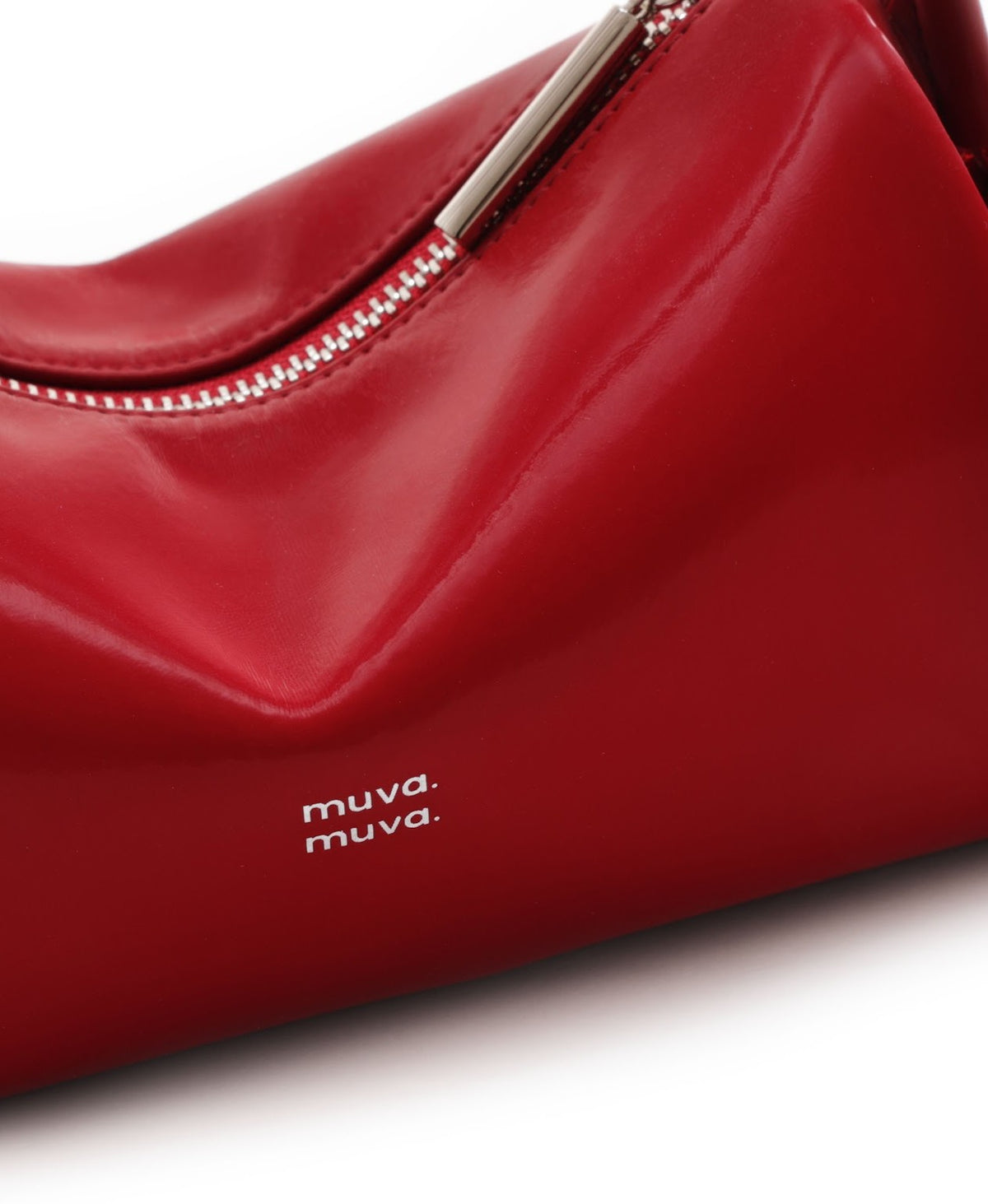 Model carrying the Picnic Box Bag in Red