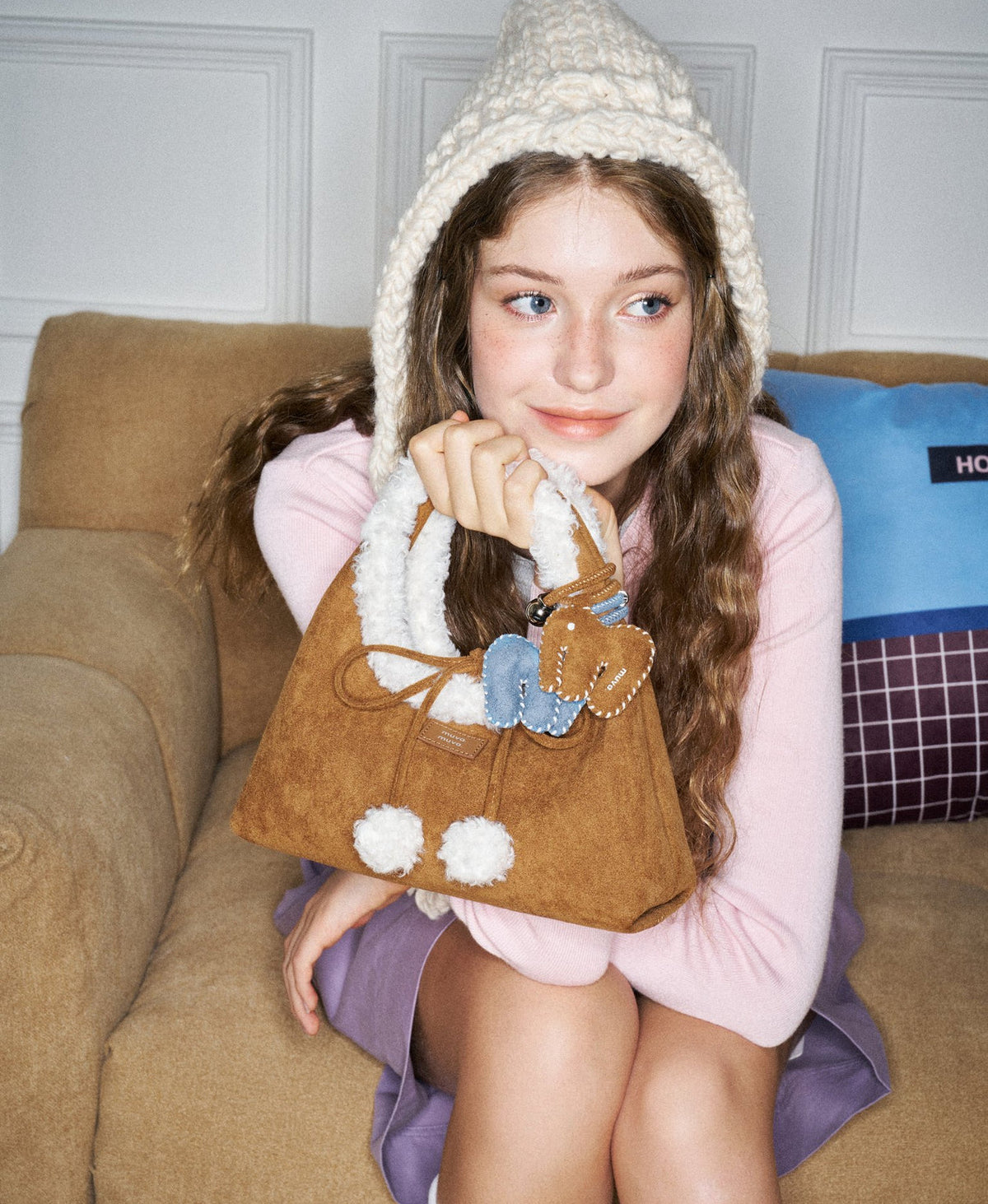 Model carrying the Roly-Poly Triangle Onigiri Bag in Fluffy