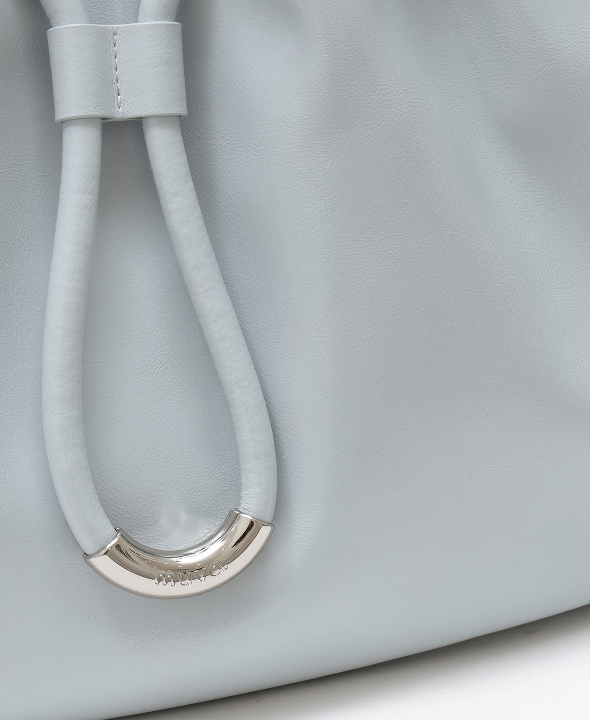 Model carrying the Cloud Chill Bucket Bag in Glacier Blue
